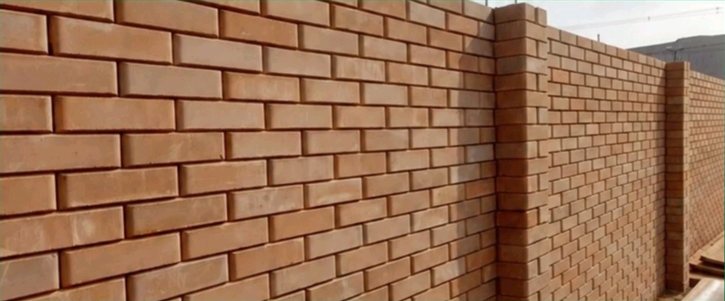 Muro construído com tijolo ecológico aparente