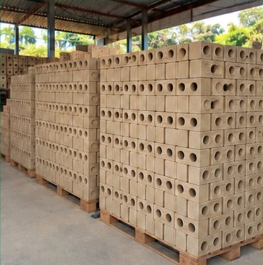 Paletes de tijolos ecológicos empilhados na fábrica